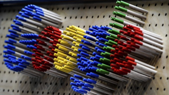 El logo de la compañía "Google" realizado con pequeños palos de madera. EFE/Archivo