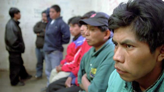 Hallan a 103 migrantes abandonados en un camión en el noreste de México