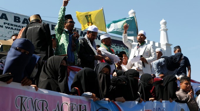 Activistas musulmanes asisten a una concentración en contra del colectivo de lesbianas, gais, transexuales y bisexuales (LGTB) en Banda Aceh, Indonesia, hoy, 2 de febrero. EFE