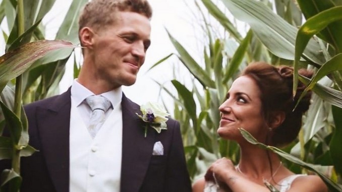 Lo critican por conseguirse una novia “idéntica” a su difunta esposa