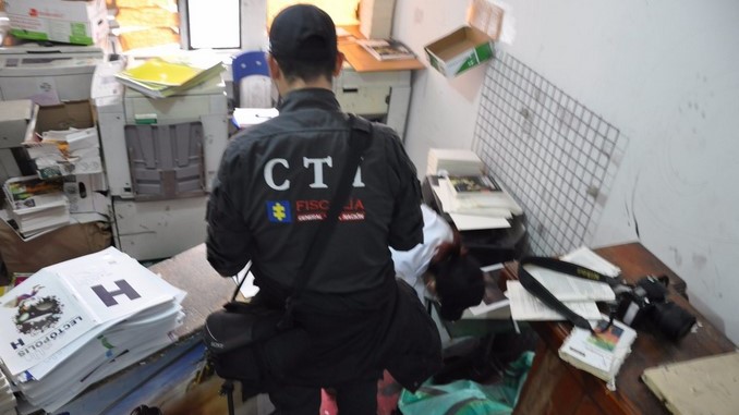 Unos 2.000 libros, más de 6.000 cédulas y 21 pasaportes incautó la Fiscalía en Bogotá