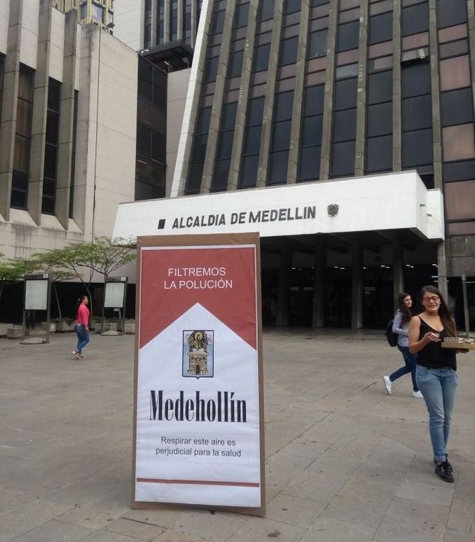 Con llamativas 'cajetillas' de cigarrillo movimiento ambiental busca llamar la atención de las autoridades