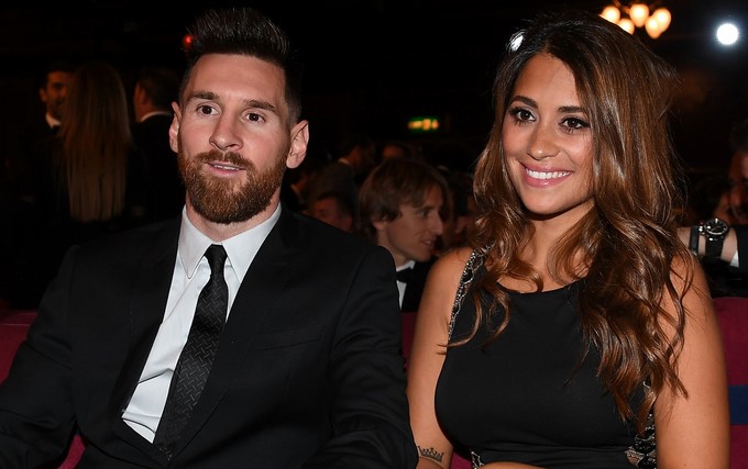 El delantero argentino del Barcelona Lionel Messi (i), acompañado de su esposa, Antonella Roccuzzo, asiste a la gala de los premios 'The Best' de la FIFA, el pasado mes de octubre. EFE/Archivo