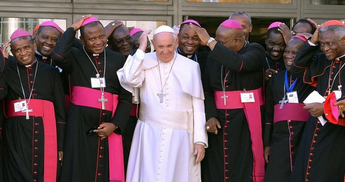 El papa publica un documento que obliga a los obispos a presentar su renuncia a los 75 años