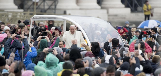 El papa Francisco saluda a unos fieles durante su audiencia general de los miércoles en la Plaza de San Pedro en El Vaticano, hoy, 14 de febrero de 2018. EFE