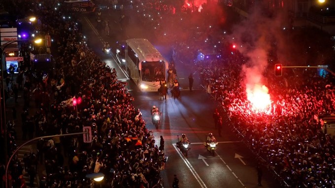 Fotos. Espectacular recibimiento al Madrid a su llegada al Bernabéu