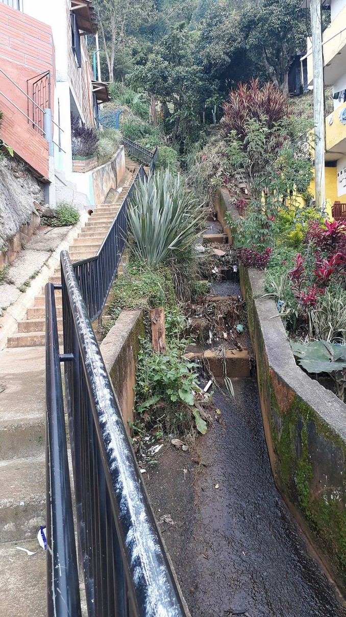 San José La Cima escombros en quebrada