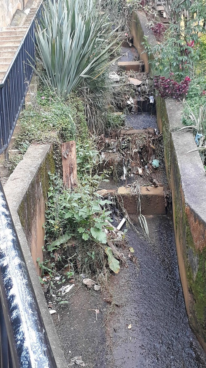 San José La Cima escombros en quebrada