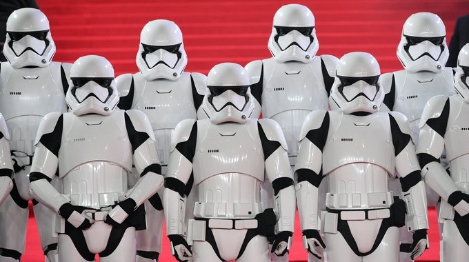 Estas películas serán independientes de la saga Skywalker y de la nueva y recientemente anunciada trilogía que está desarrollando Rian Johnson, guionista y director de "Star Wars: The Last Jedi". EFE/Archivo