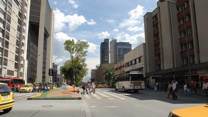La policía realizó controles en el centro de Medellín y le quitó esto a varios ciudadanos 1 Avenida Oriental, centro de Medellín