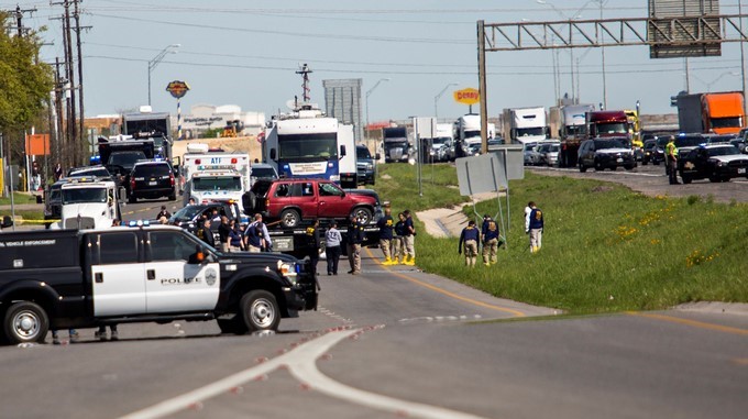 le dijeron piropos a su novia, le dieron celos y empezó a dispararles a los hombres que la elogiaron a ella