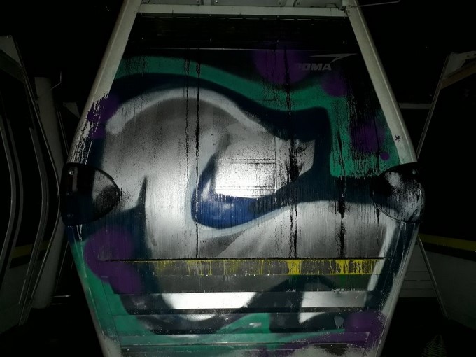 Dos personas fueron capturadas luego de hacer grafitis en las cabinas del Metrocable 2 Cabinas metro grafiti1