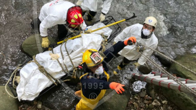 FOTOS y VIDEO: Así recuperaron el cadáver de un hombre de la quebrada Ayurá 4 Cuerpo_quebrada_Ayura_3
