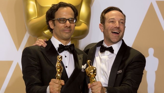 Dan Cogan (i) y el director Bryan Fogel (d) posan con su premio a Mejor película documental por la película "Icarus". EFE