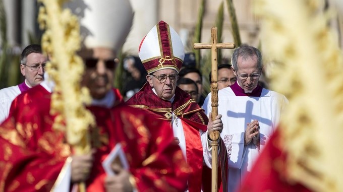 El Papa anima a los jóvenes en el Domingo de Ramos a “gritar” ante las manipulaciones