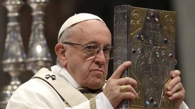 El papa pide a los curas que sean “cercanos y callejeros” en la misa Crismal