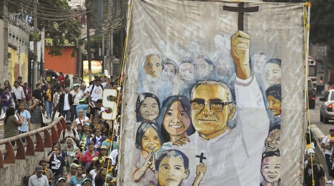 Fieles cristianos participaron el domingo pasado en la "peregrinación de la luz" por las principales calles de San Salvador, para conmemorar el 38 aniversario del asesinato de monseñor Óscar Arnulfo Romero. EFE