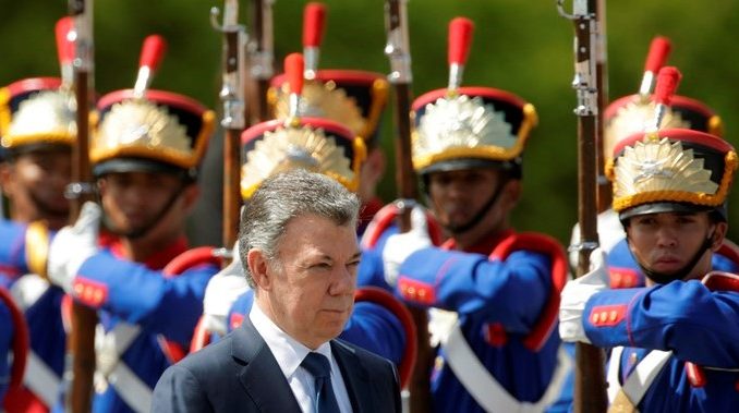 Temer recibe a Santos con honores en el palacio presidencial de Brasilia