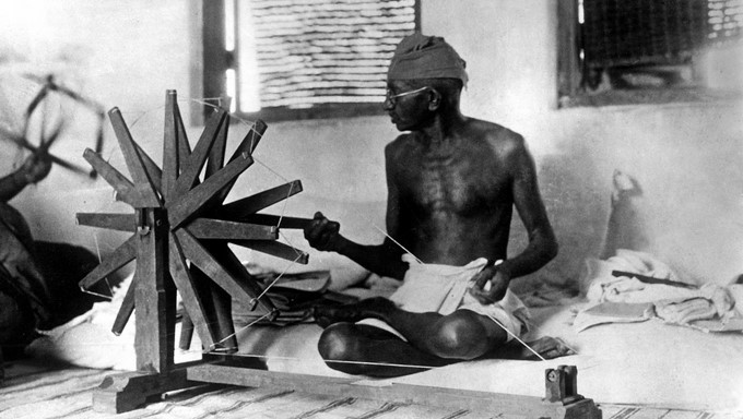 Mahatma Ghandi, líder del movimiento nacionalista que llevó a su país a lograr la independencia del Imperio británico mediante una revolución pacífica, junto a una rueca de hilar, símbolo de la no dependencia de la industria británica. EFEArchivo