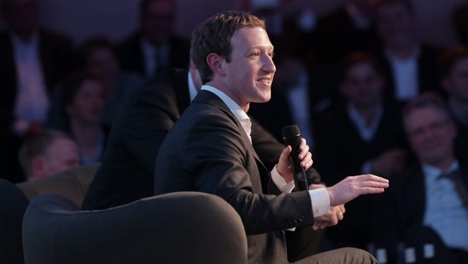 En la imagen un registro El CEO y fundador de la red social Facebook, Mark Zuckerberg (c). EFE/Archivo