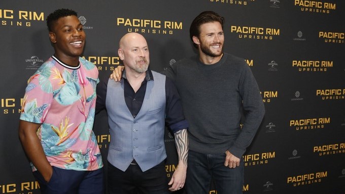 En la imagen, el actor John Boyega (izq), el director de cine Steven S. DeKnight (c) y el actor Scott Eastwood, miembros del reparto de la película Pacific Rim Uprising. EFEArchivo