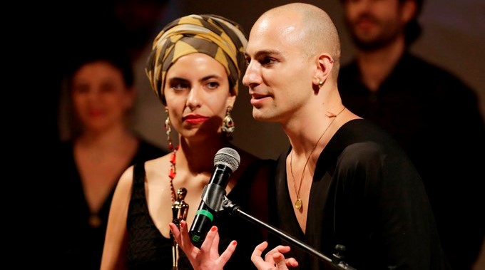 cineastas Simon(è) Jaikiriuma Paetau (d) y Thais Guisasola (i) hablan tras ganar la estatuilla dorada en la categoría de mejor director de cine colombiano de la competencia oficial de cine colombiano hoy, lunes 5 de marzo de 2018, por su dirección de la película El susurro del jaguar, en el 58 Festival Internacional de Cine de Cartagena de Indias (Colombia). EFE