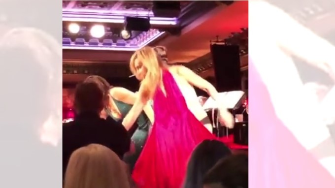 ¡Sin ropa! Así quedó actriz cuando bailaba en una tarima. VIDEO