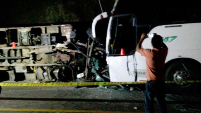 Aparatoso accidente en vía del Cauca deja tres personas muertas y tres heridas