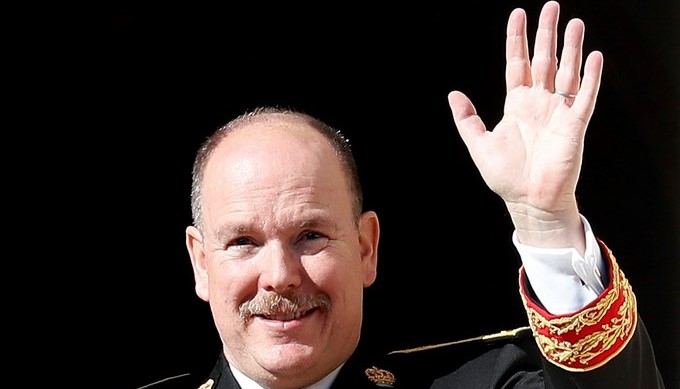 Foto de archivo del príncipe Alberto II de Mónaco en un desfile militar organizado dentro de las celebraciones por el Día Nacional del Principado en Mónaco, el 19 de noviembre de 2017. El príncipe cumple hoy 60 años. EFE