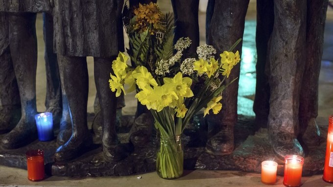 Detalle de las flores y velas depositadas durante un homenaje por las víctimas del atentado del 11 de marzo de 2014, en el Cercanías de Renfe de Alcalá de Henares. EFE/Archivo