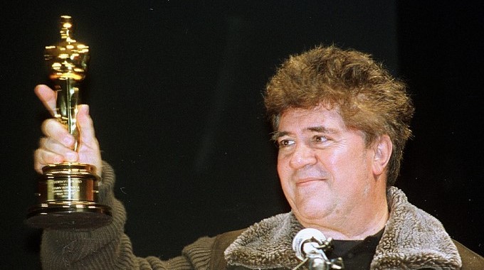 El director de cine Pedro Almodóvar muestra a el oscar conseguido por su película "Hable con ella" en 2003. EFE/Archivo