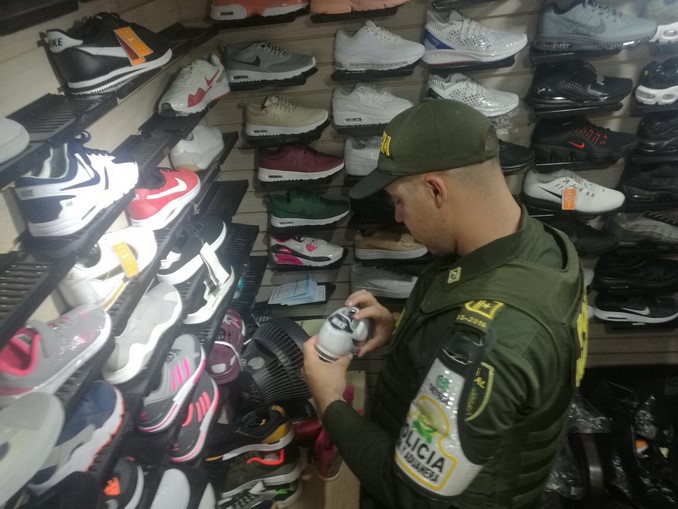 VIDEO Y FOTOS: Decomisaron más de 3.000 pares de zapatos de contrabando 3 Decomisaron más de 3.000 pares de zapatos de contrabando