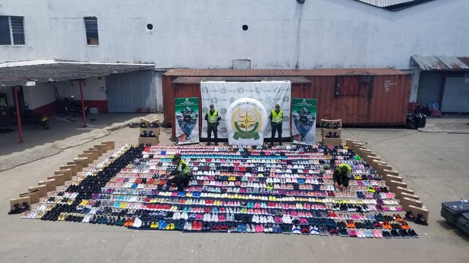 VIDEO Y FOTOS: Decomisaron más de 3.000 pares de zapatos de contrabando 2 Decomisaron más de 3.000 pares de zapatos de contrabando