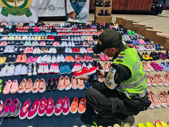 VIDEO Y FOTOS: Decomisaron más de 3.000 pares de zapatos de contrabando 5 Decomisaron más de 3.000 pares de zapatos de contrabando