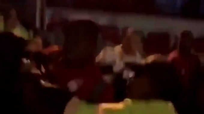 EN VIDEO: Jugador del América de Cali intentó agredir a un hincha que le dijo: "no estás respondiendo" 3 carmelo valencia agrede a un hincha