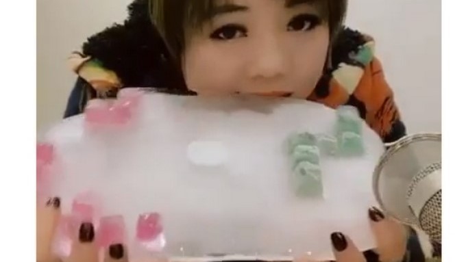 VIDEOS: Mascar hielo “enchulado”, la moda del continente asiático