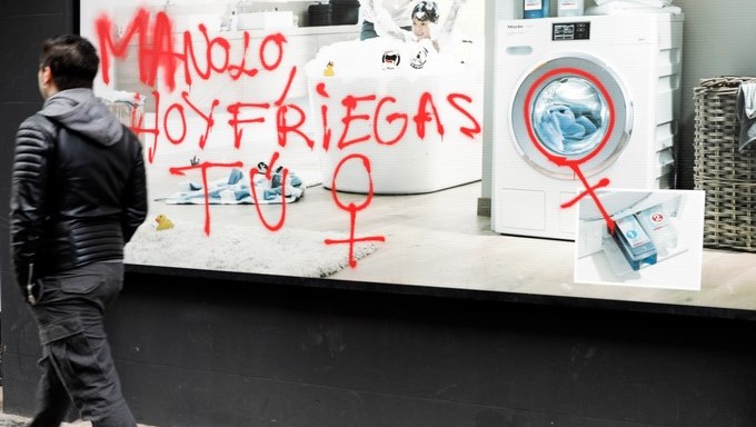 Un joven pasa ante una pintada en una calle de Valéncia alusiva al 8 de Marzo, Día Internacional de la Mujer. EFE/Archivo