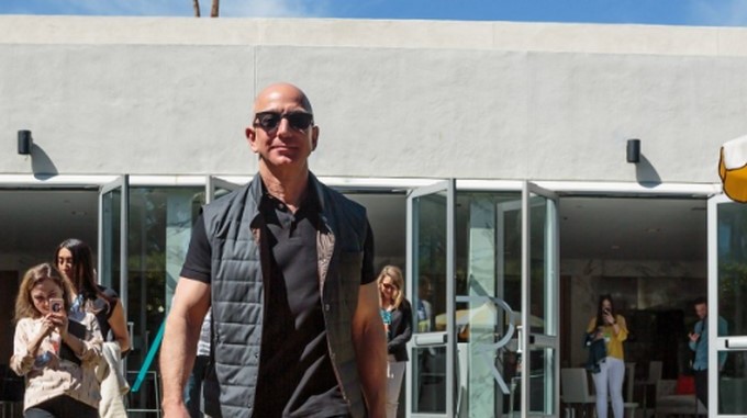 EN FOTO: El fundador de Amazon pasea su perro robot