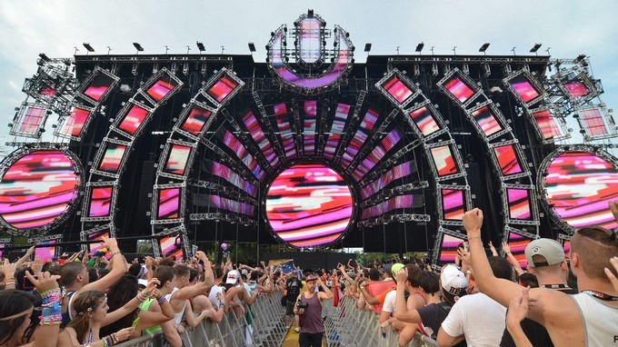 Asistentes bailan durante una edición del Festival Ultra Music en Miami (EE.UU.). EFE/Archivo