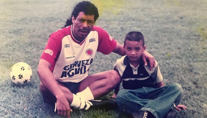 Higuita y el reconocimiento a un chico que tuvo mucho que ver en la victoria de Envigado ante Junior 1 higuita y santiago londono Copiar