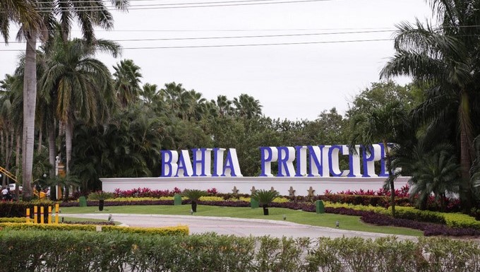 Vista general del exterior del complejo residencial Bahia Príncipe hoy, viernes 23 de marzo de 2018 en la Riviera Maya, Quintana Roo (México). Los cuerpos de cuatro personas estadounidenses, una familia de dos adultos y dos niños, fueron encontrados hoy en una vivienda de un complejo residencial de la turística Riviera Maya, informó la Fiscalía General del suroriental estado de Quintana Roo. EFE