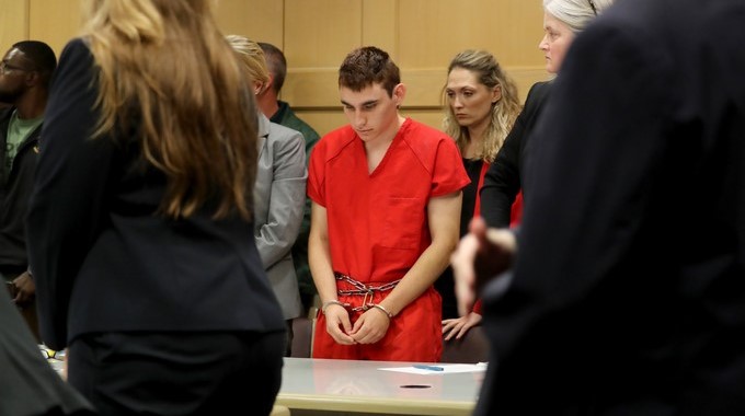 En la imagen, el autor confeso del tiroteo en un instituto de Florida, Nikolas Cruz (centro). EFE/Archivo