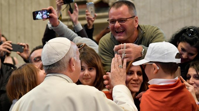 El papa recuerda que “las misas no se pagan”