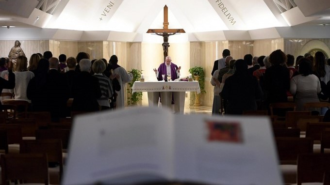 El Papa Francisco (centro) oficia una misa en la Casa de Santa Marta, en El Vaticano, este 12 de marzo. EFE/ Osservatore Romano