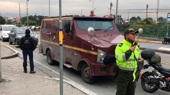 Motociclistas asaltaron un carro de valores en Bogotá