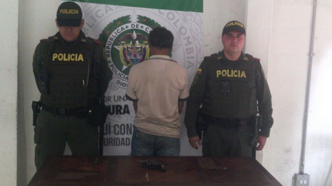 Capturado cuando llevaba un revólver en la pretina del pantalón