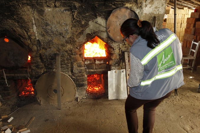 Suspenden operación de horno de fabricación de ladrillos en Copacabana por contaminación