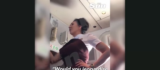 En video. A la fuerza tuvieron que sacar a pareja que tenía sexo en un baño de avión