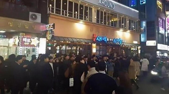 No cerraron las cortinas y los pillaron en el acto