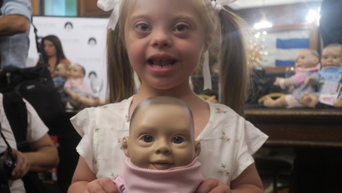 Una niña con síndrome de down abraza un muñeco hoy, martes 20 de marzo de 2018, en Buenos Aires (Argentina). EFE